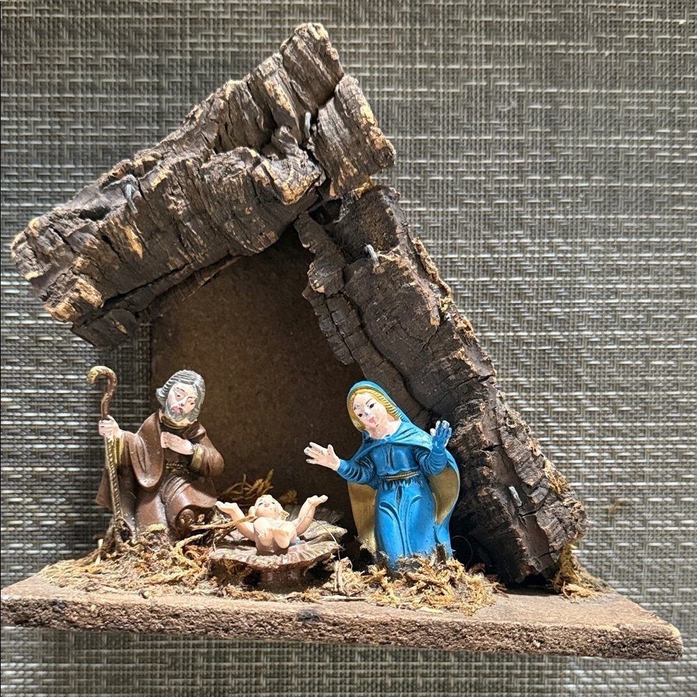 Vintage Christmas Nativity Scene Figurine Set 7” in stable made in Italy